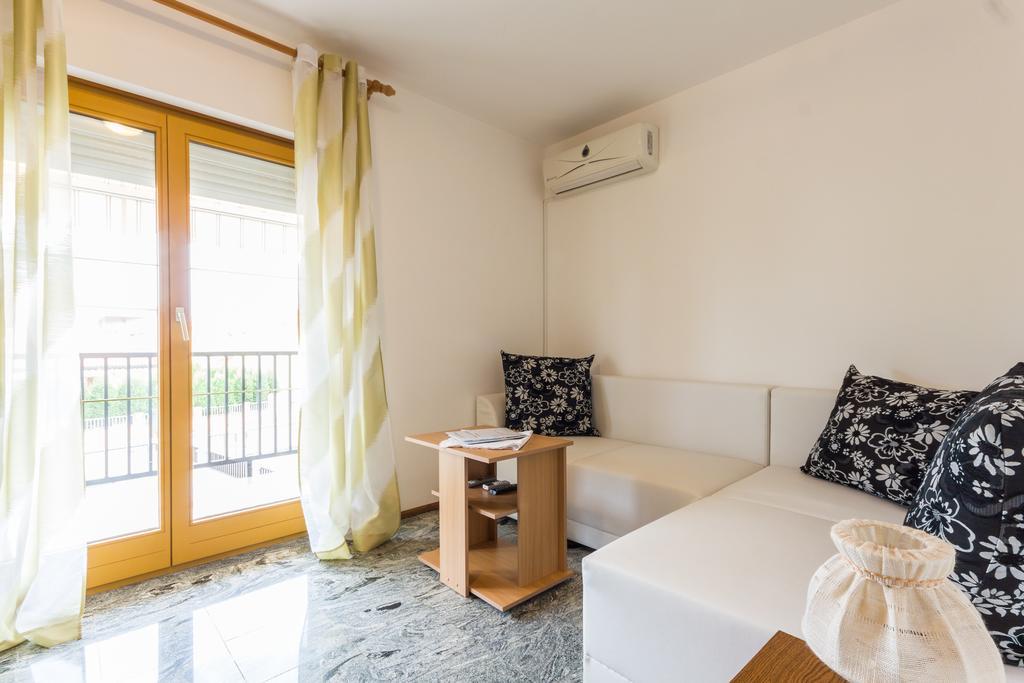 Apartments And Rooms Michaela Fažana Quarto foto