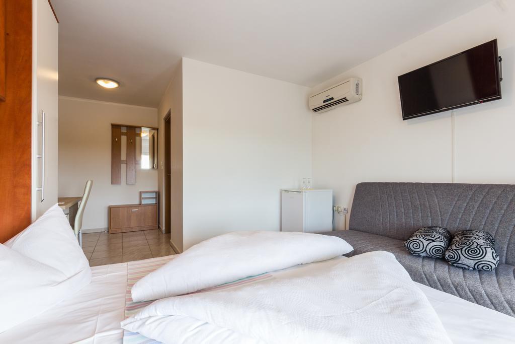 Apartments And Rooms Michaela Fažana Quarto foto